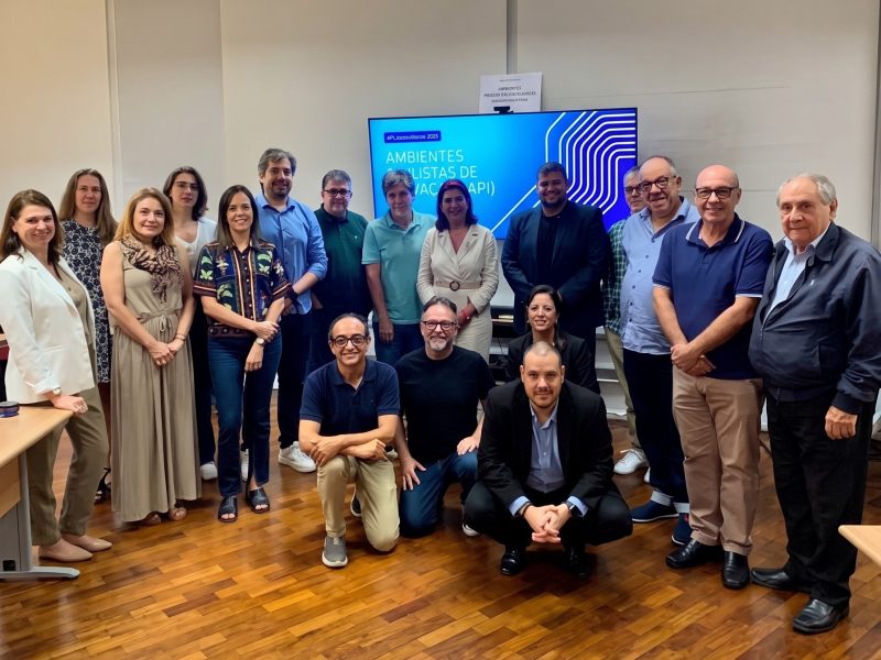 Assembleia de Eleição da Diretoria Executiva da Rede API para o Biênio 2026-2027. A nova diretoria será composta por: André Santos (diretor-presidente), Eduardo Cicconi (administrativo-financeiro), Jeferson Cheriegate (operações), Rodrigo Andrade (relações institucionais) e Mariana Zanatta (associados) (Foto: Rede API, em dezembro de 2025).
