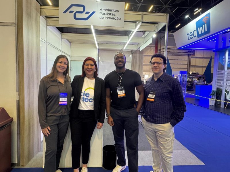 Rede API marca presença no FutureCom 2025 com estande e recebe visitantes de diferentes segmentos da indústria interessados em conhecer melhor os ambientes associados, e como eles impulsionam pesquisa, negócios e desenvolvimento sustentável em São Paulo (Foto: Gabriel Brito de Souza - Rede API).