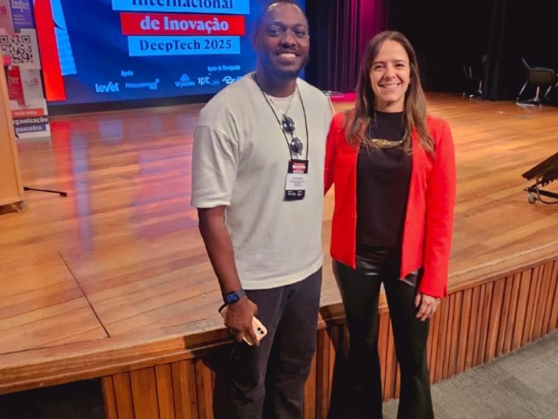 João Lucas Pires, da equipe de Gestão da Rede API, participa do 1º dia do Seminário Internacional de Inovação 2025, realizado pelo Hub de Inovação do Insper, com o tema “DeepTech”, e é recebido por Carolina Fouad Kamhawy, Gerente de Inovação e Líder de Mulheres em Tecnologia no Hub de Inovação Insper (Foto: Hub Insper).
