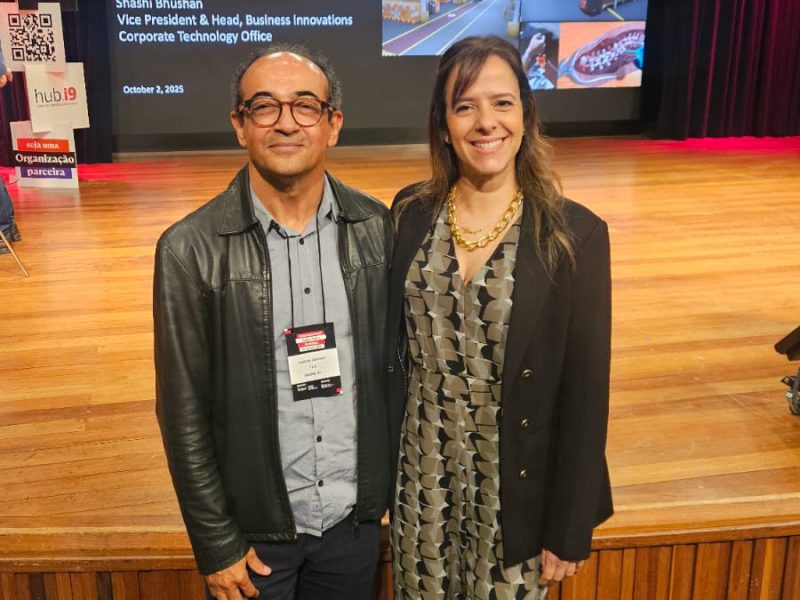Marcos Godinho, Diretor de Relações Institucionais da Rede API e Diretor-Geral do Parque Tecnológico de Santo André prestigia o 2º dia do Seminário Internacional de Inovação 2025, realizado pelo Hub de Inovação do Insper, com o tema “DeepTech”, e é recebido por Carolina Fouad Kamhawy, Gerente de Inovação e Líder de Mulheres em Tecnologia no Hub de Inovação Insper (Foto: Hub Insper).